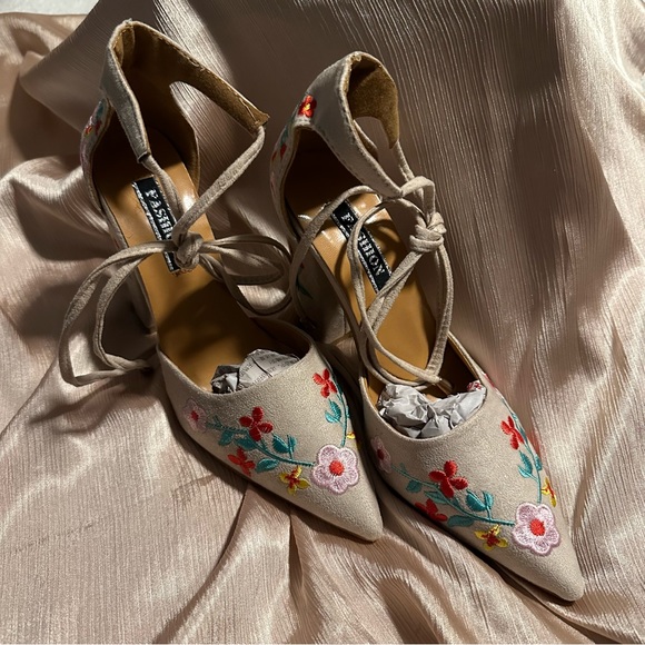 Shoes - NEW floral embroidery heels size 36 (5/6)
